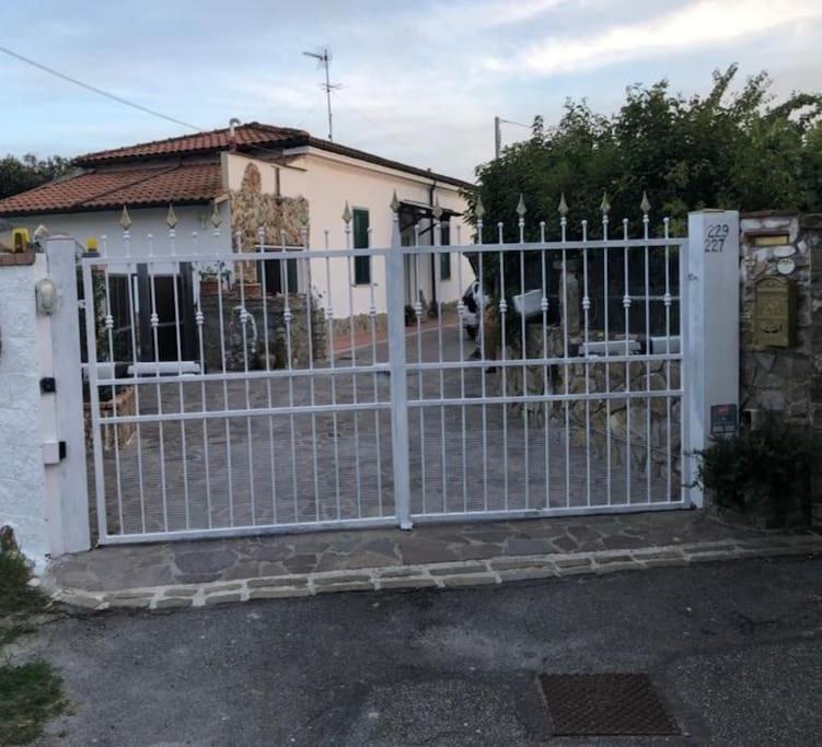 Villetta A Schiera Nei Pressi Del Mare 리보르노 외부 사진